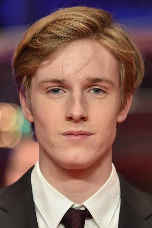 Louis Hofmann jako Teja Kremke w obsadzie Biały kruk