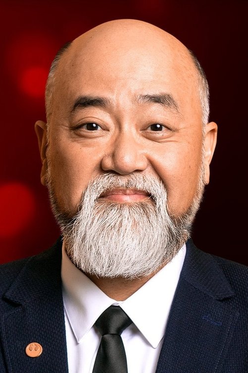 Paul Sun-Hyung Lee jako Carson Teva w obsadzie Gwiezdne wojny: Mandalorian i Grogu