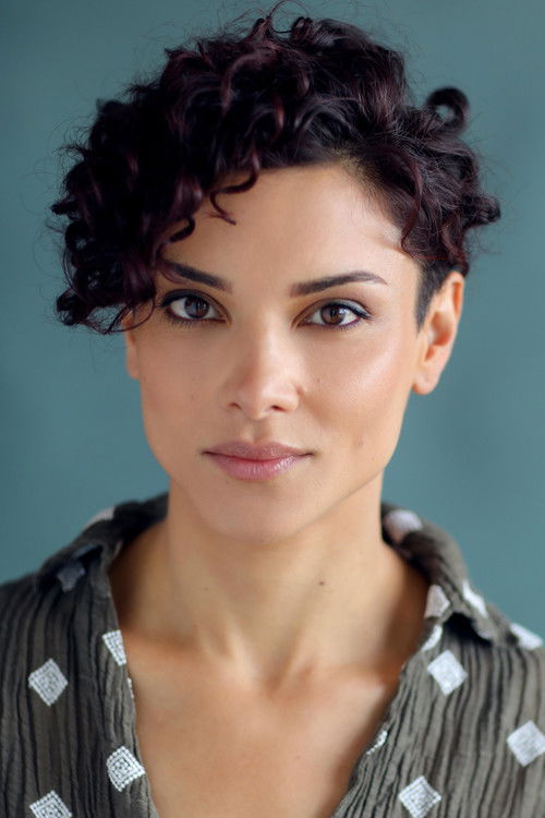 Amber Rose Revah jako Dr Casey Amina w obsadzie Greenland 2