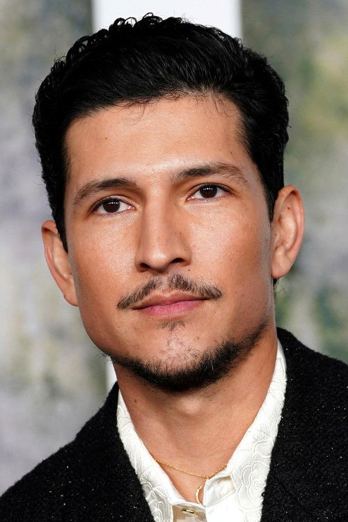 Podobny aktor do Nathan Fillion: Danny Ramirez