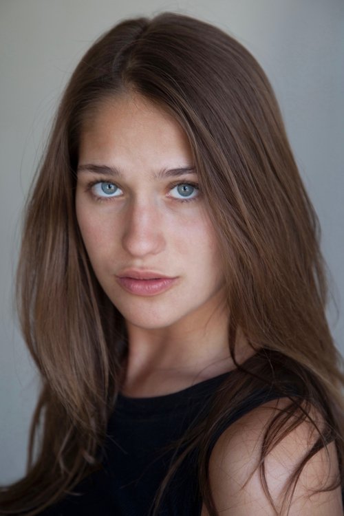 Lola Kirke jako Joan w obsadzie Grzesznicy
