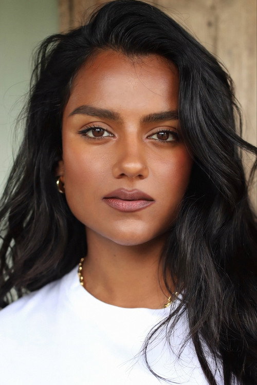 Podobny aktor do Geraldine Viswanathan: Simone Ashley